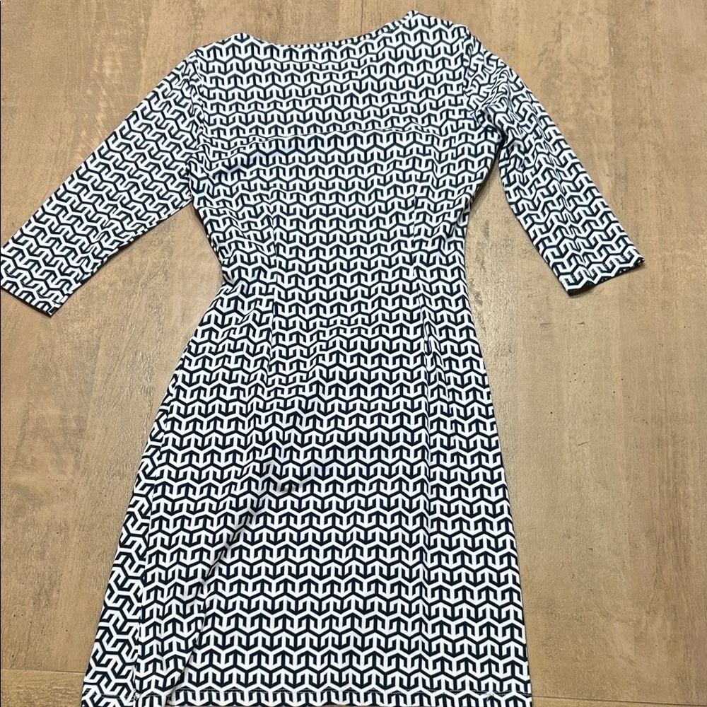 J. McLaughlin Chic Navy and White Geometric Long Sleeve Dress - Picture 5 of 8